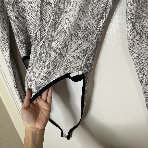 NIKE white python long sleeve bodysuit half zip size small - Picture 5 of 8